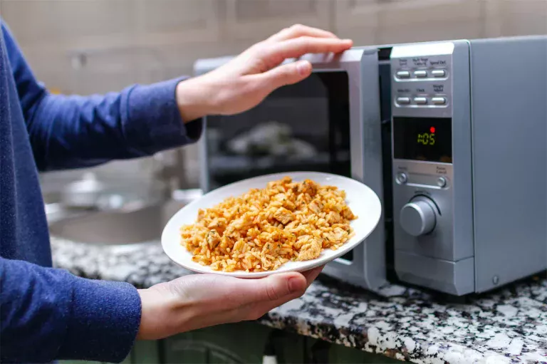 Deze ingrediënten veranderen in giftige stoffen wanneer je het eten voor de tweede keer opwarmt