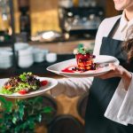 In het restaurant geef ik de borden altijd aan de ober om hem te helpen: de psychologie heeft onthuld wat dit betekent.