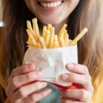 Sportman en voedingsdeskundige: “Friet is veel minder schadelijk als je het combineert met ketchup of tomatensaus”.