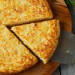 Michelin-kok, categorisch: “Om een aardappelomelet romig te maken, moet de aardappel het ei absorberen”.