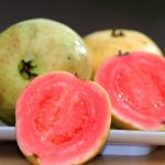 Het bevat vijf keer meer vitamine C dan een sinaasappel. Een krachtpatser, maar eten het zelden