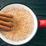 Waarom kaneel aan koffie toevoegen? Een arts legt de voordelen uit