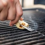 Weinig mensen weten: wat is de bedoeling van het inwrijven van een teentje knoflook op de grill voordat je gaat grillen?