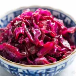 Het lekkerst warm, smaakt uitstekend bij vleesgerechten. Tsjechische rode koolsalade is een genot voor het gehemelte