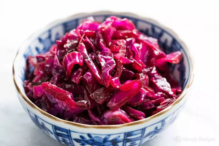 Het lekkerst warm, smaakt uitstekend bij vleesgerechten. Tsjechische rode koolsalade is een genot voor het gehemelte