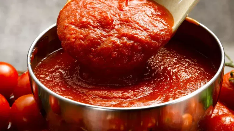 Chef-kok onthult: twee ingrediënten verpesten elke tomatensaus