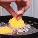 Oma’s truc om te bakken zonder te spatten, waardoor je keuken gespaard blijft